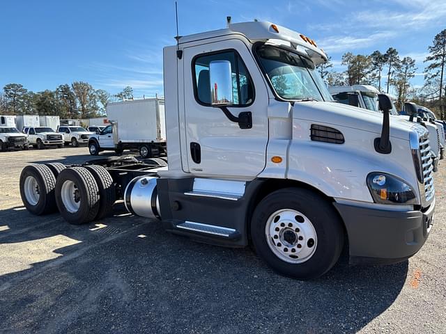 Image of Freightliner Cascadia equipment image 4