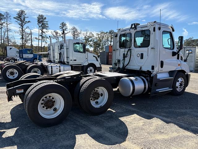 Image of Freightliner Cascadia equipment image 3