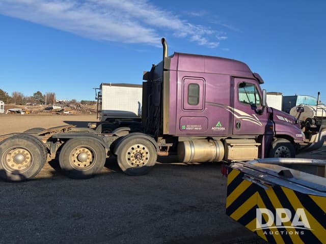 Image of Freightliner Cascadia equipment image 2