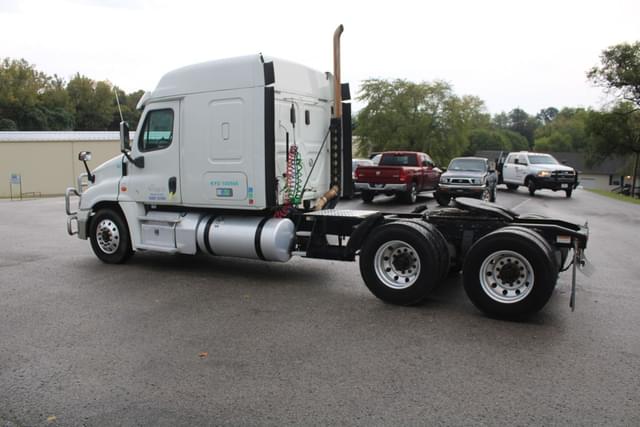 Image of Freightliner Cascadia equipment image 3