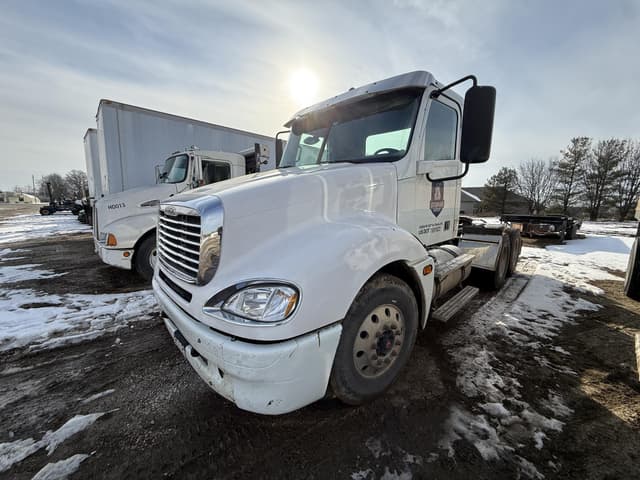 Image of Freightliner Columbia 120 equipment image 1