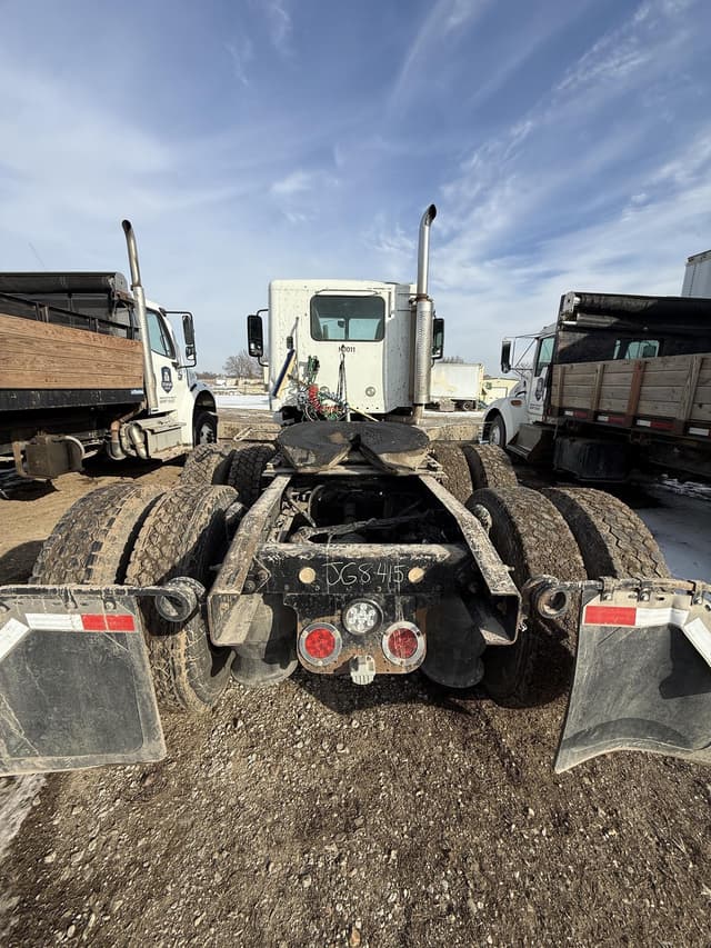 Image of Freightliner Columbia 120 equipment image 4