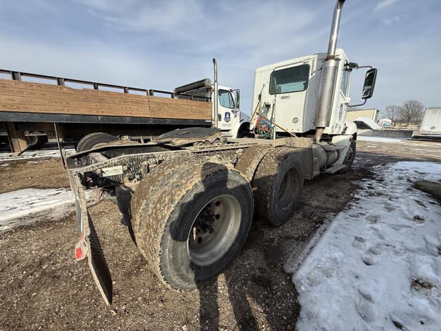 Image of Freightliner Columbia 120 equipment image 3