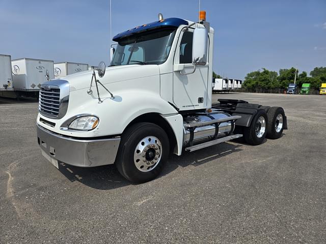 Image of Freightliner Columbia 120 equipment image 4