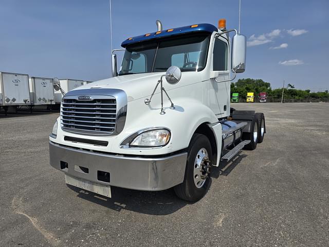 Image of Freightliner Columbia 120 equipment image 1
