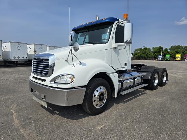 Image of Freightliner Columbia 120 equipment image 3