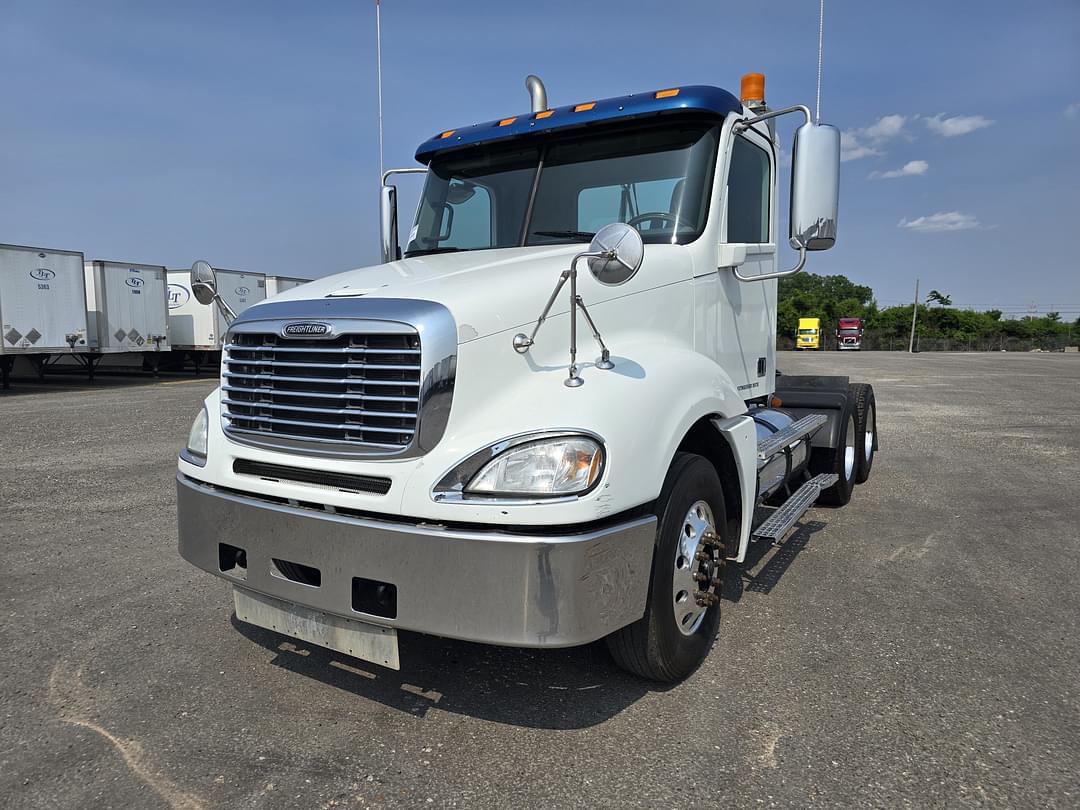 Image of Freightliner Columbia 120 Primary image