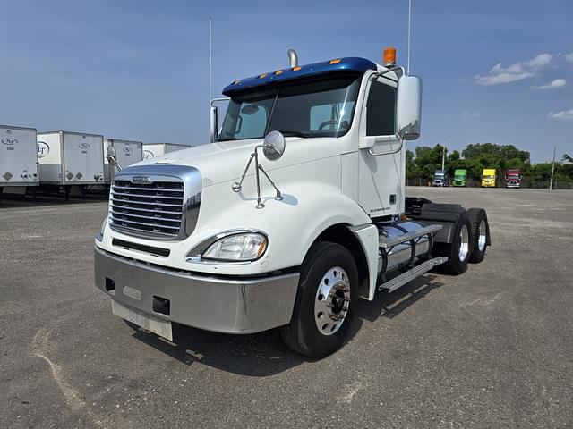 Image of Freightliner Columbia 120 equipment image 2
