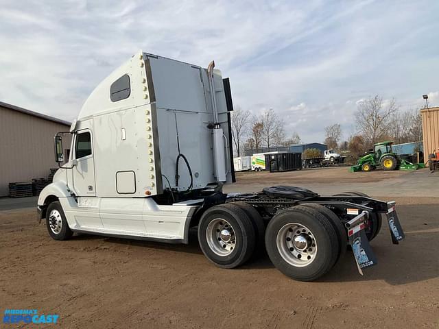 Image of Freightliner Columbia equipment image 3