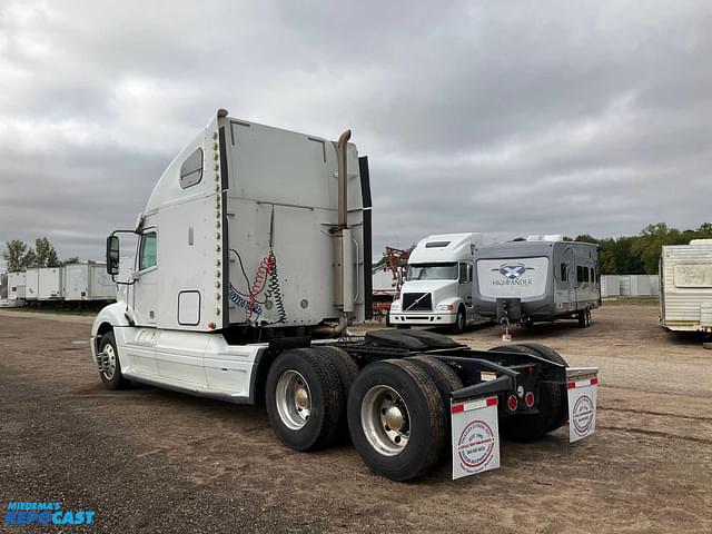 Image of Freightliner Columbia equipment image 2