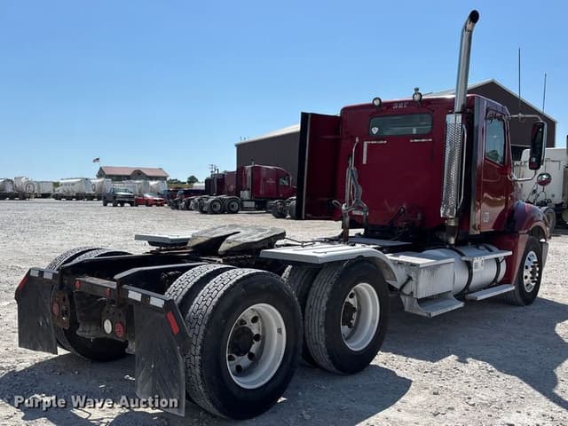 Image of Freightliner Columbia equipment image 4