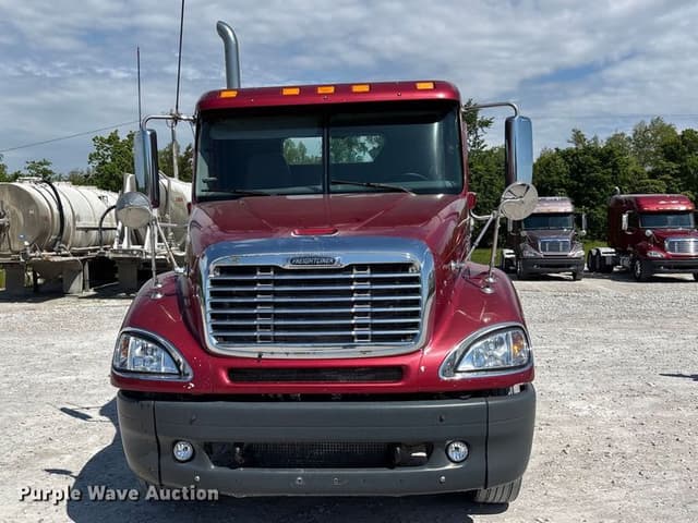 Image of Freightliner Columbia equipment image 1