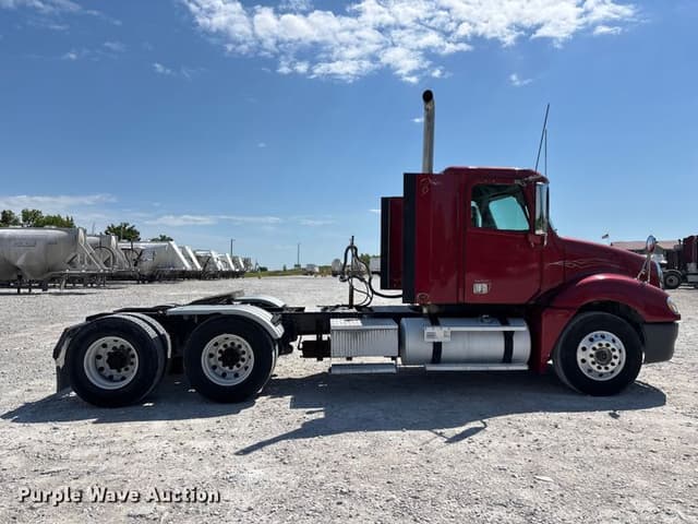 Image of Freightliner Columbia equipment image 3