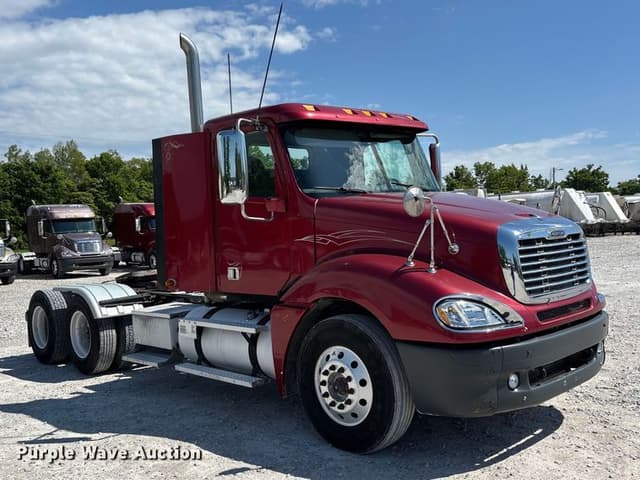 Image of Freightliner Columbia equipment image 2