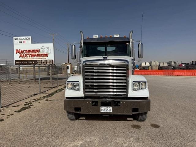 Image of Freightliner SD122 equipment image 1