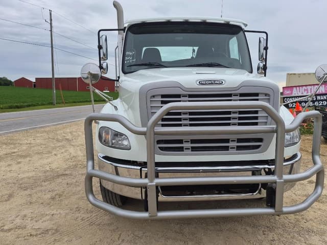 Image of Freightliner Day Cab Truck equipment image 3