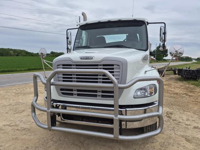 Image of Freightliner Day Cab Truck equipment image 2