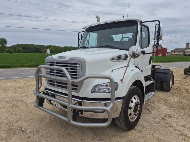 Image of Freightliner Day Cab Truck equipment image 1