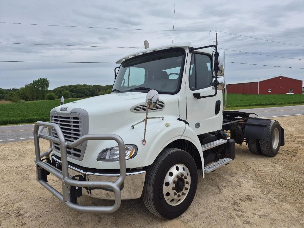 2017 Freightliner Day Cab Truck Equipment Image0