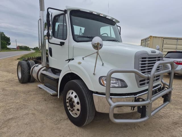 Image of Freightliner Day Cab Truck equipment image 4