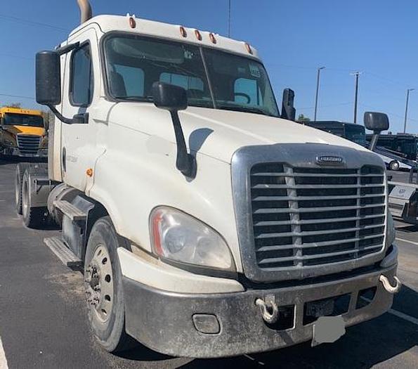 Image of Freightliner FLT Primary image