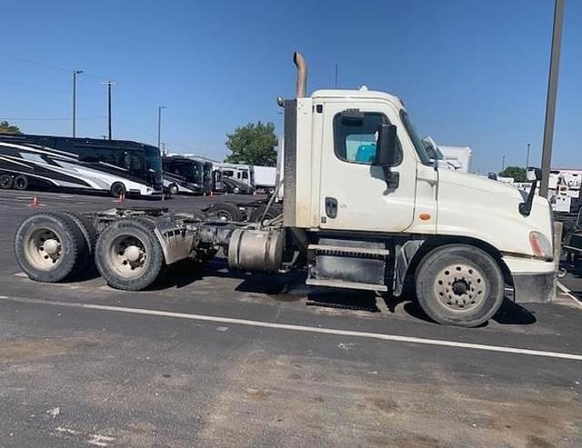 Image of Freightliner FLT equipment image 2