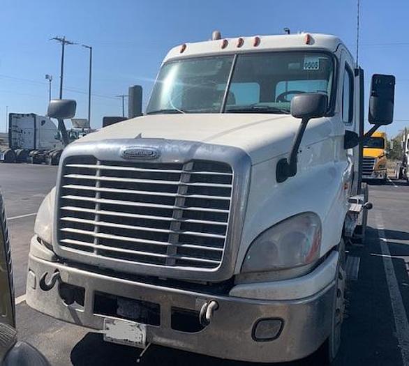 Image of Freightliner FLT equipment image 3