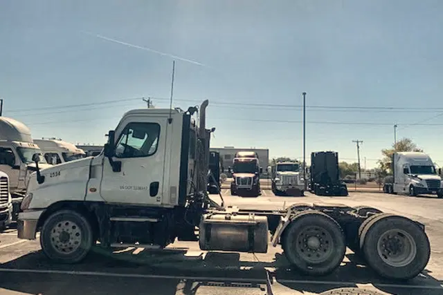 Image of Freightliner FLT equipment image 4