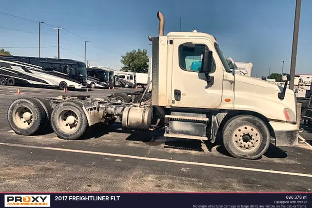 Image of Freightliner FLT equipment image 2