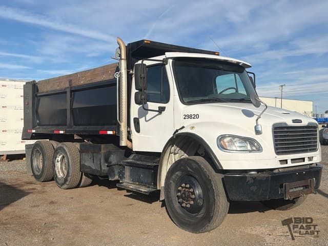 Image of Freightliner M2 106 equipment image 2