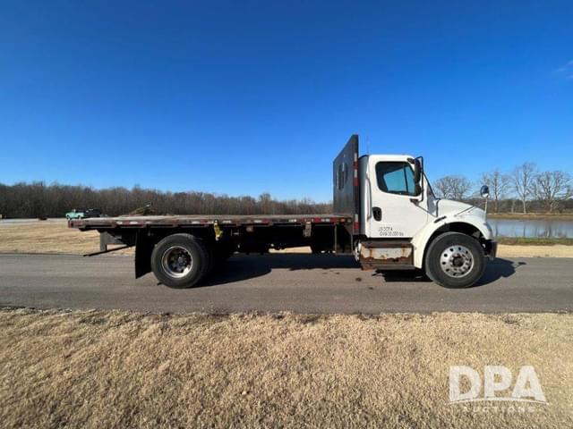 Image of Freightliner M2 106 equipment image 2