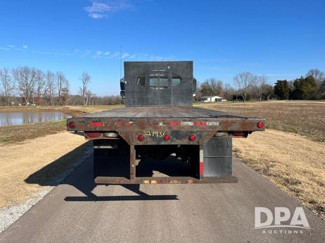 Image of Freightliner M2 106 equipment image 3