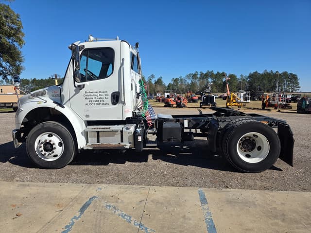 Image of Freightliner M2 equipment image 4