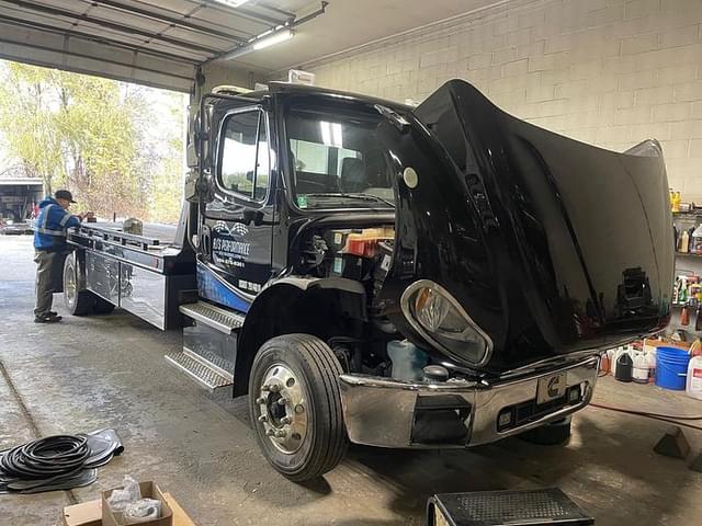 Image of Freightliner M2 equipment image 2