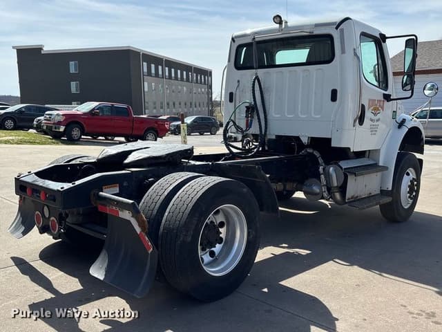 Image of Freightliner M2 equipment image 4