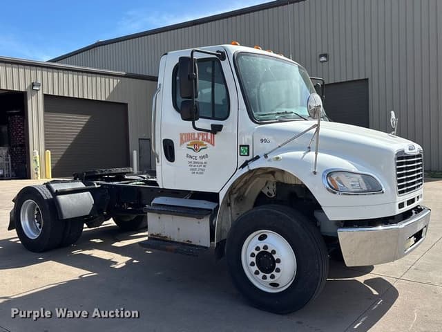 Image of Freightliner M2 equipment image 2