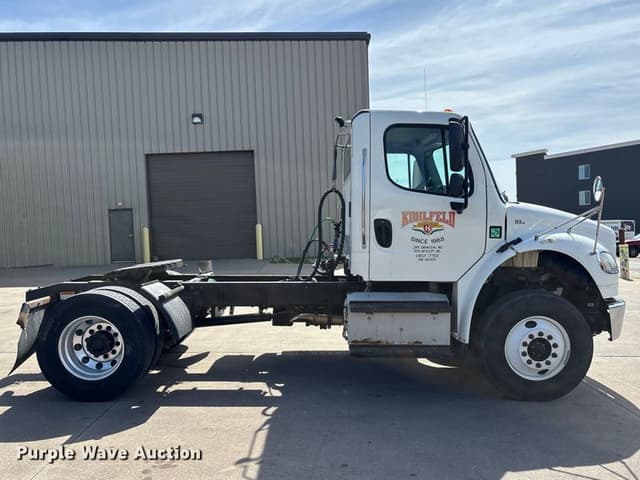 Image of Freightliner M2 equipment image 3