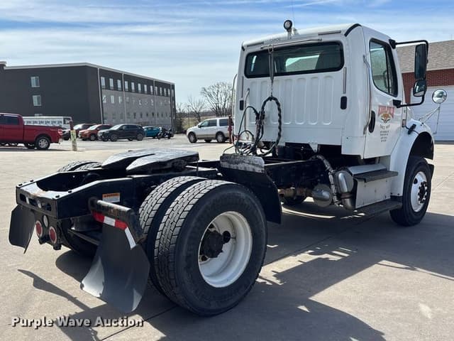 Image of Freightliner M2 equipment image 4