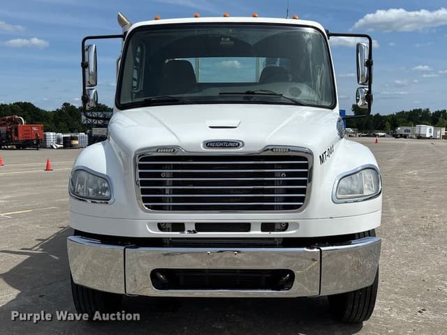 Image of Freightliner M2106 equipment image 1