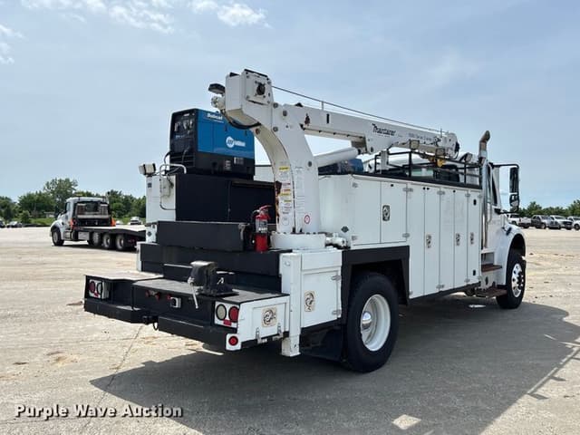 Image of Freightliner M2106 equipment image 4