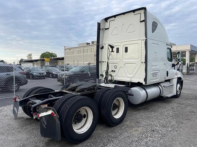 Image of Freightliner Cascadia equipment image 2