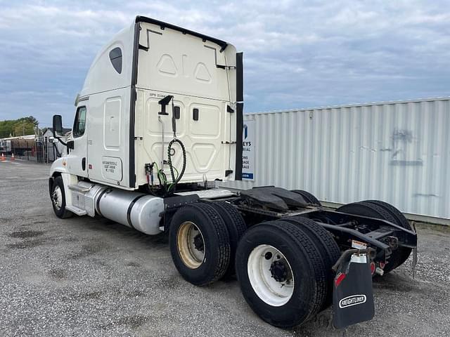 Image of Freightliner Cascadia equipment image 1