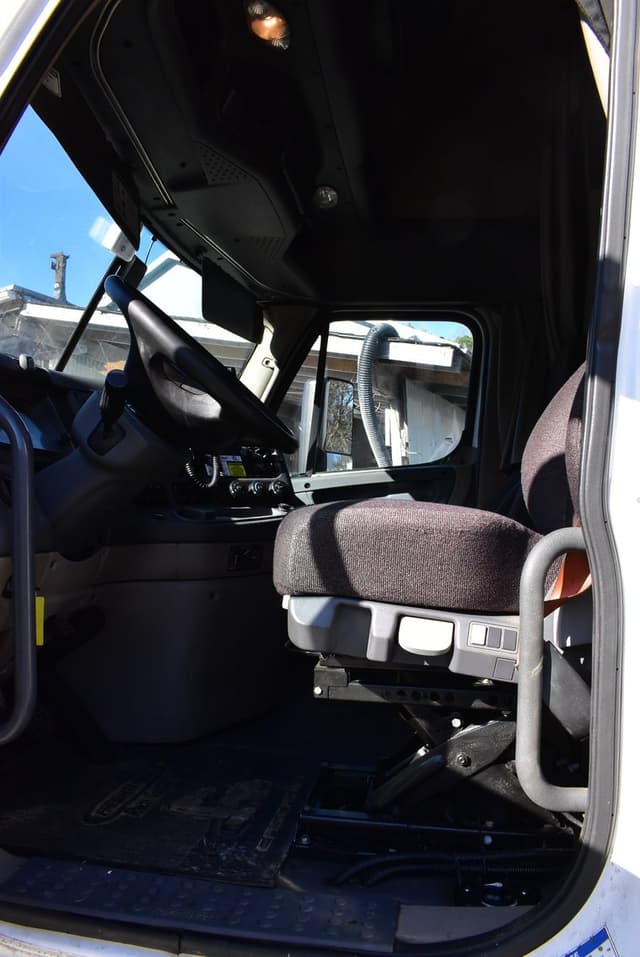 Image of Freightliner Cascadia equipment image 4