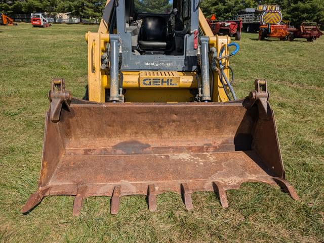 Image of Gehl VT320 equipment image 1