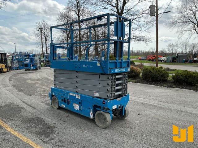 Image of Genie GS3232 equipment image 2