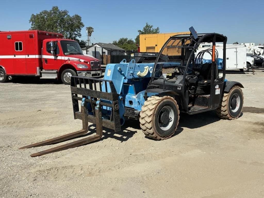 2017 Genie GTH-5519 Equipment Image0