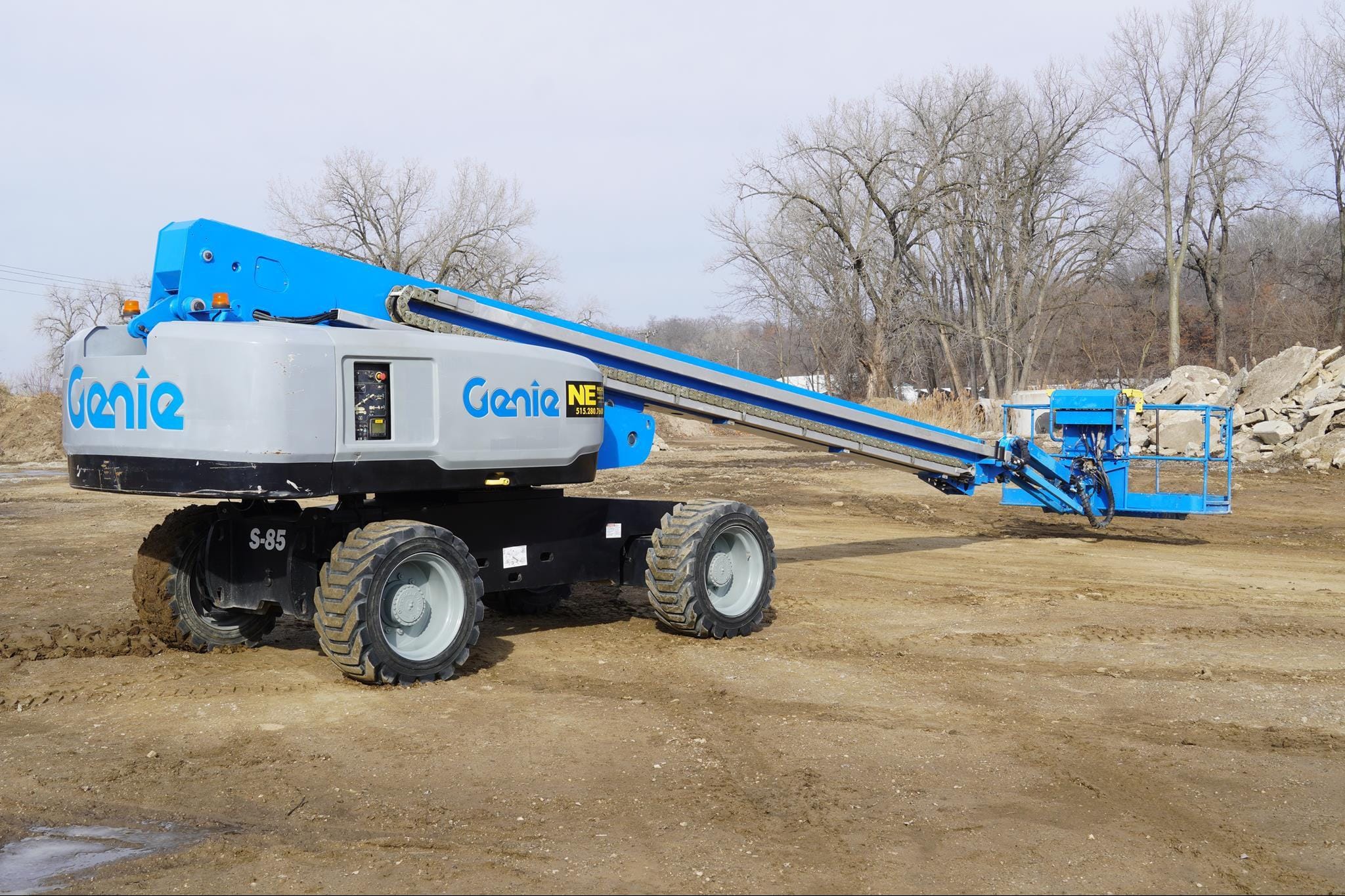 2017 Genie S-85 Equipment Image0