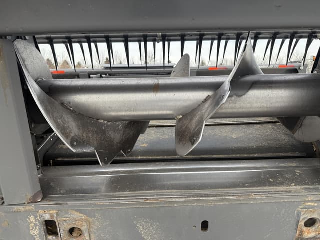 Image of Gleaner 9255 equipment image 4
