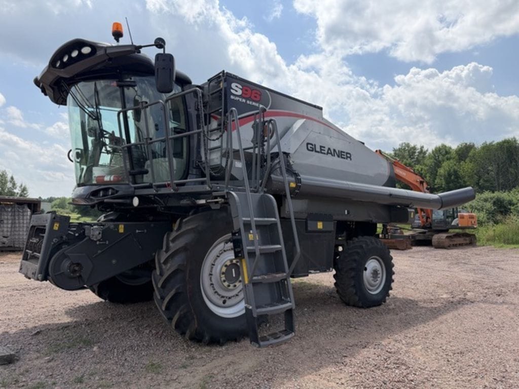 2017 Gleaner S96 Equipment Image0