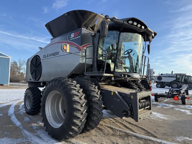 Image of Gleaner S97 equipment image 1